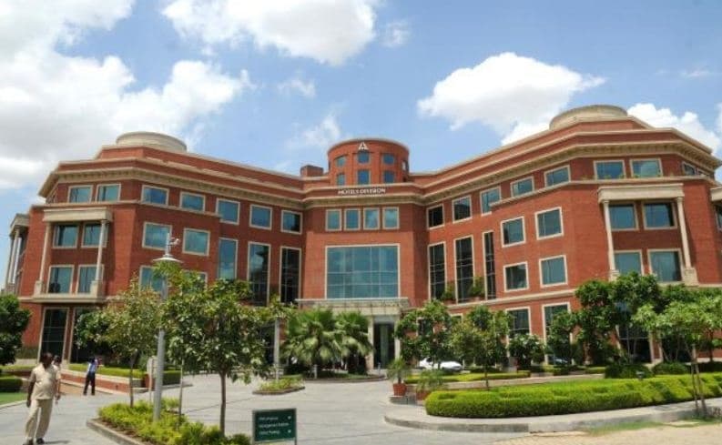 SUSTAINABLE DEVELOPMENT IN ARCHITECTURE : BUILDING A GREENER FUTURE